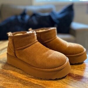Platform Cozy Boots ‘UGG’ style size 6 EUC